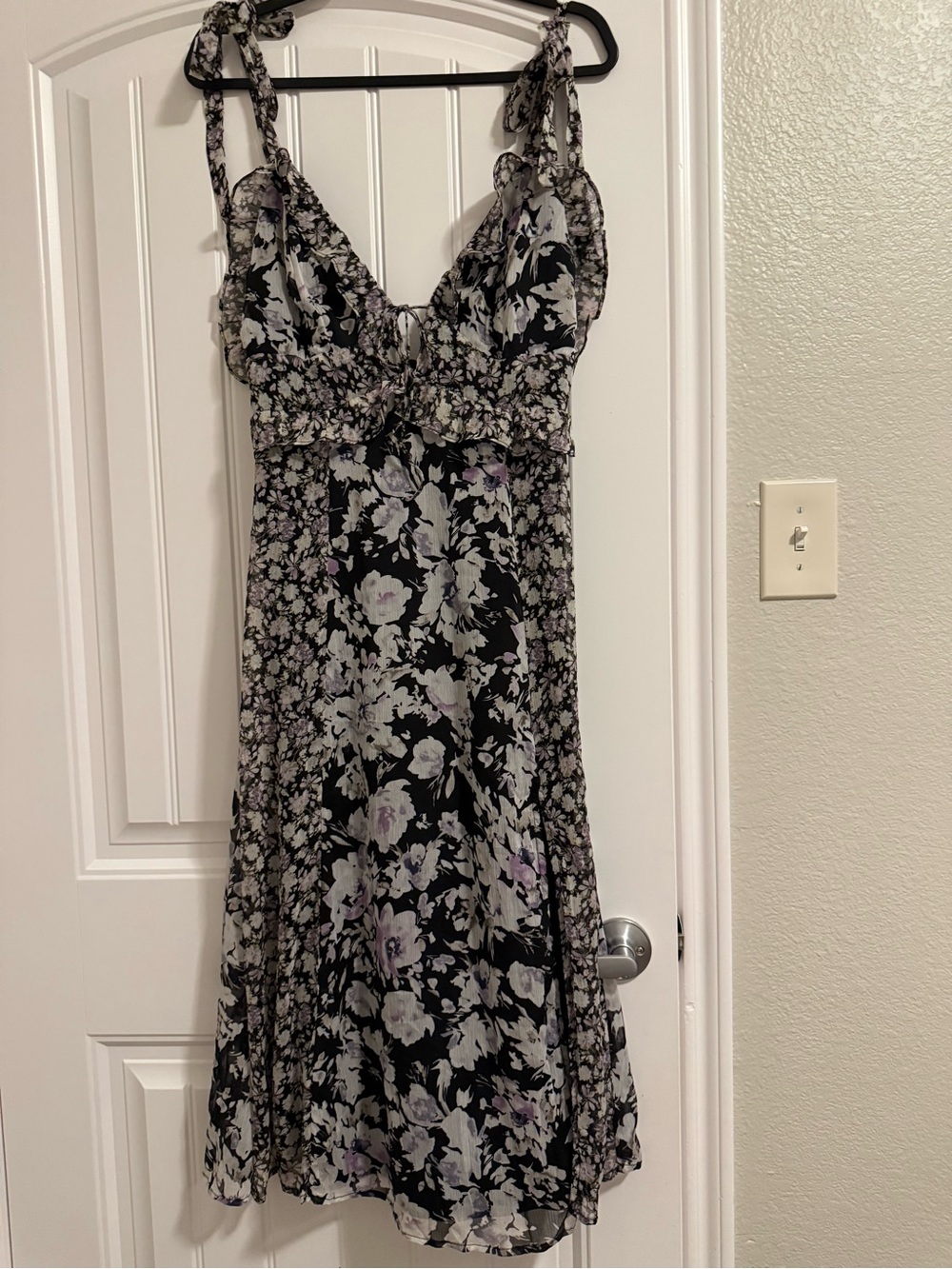 Lulu's Black Floral Tie-Shoulder Midi Dress